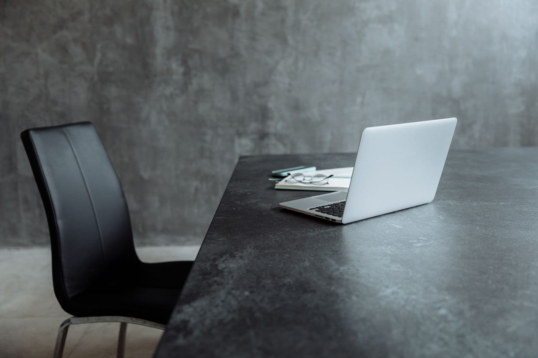 Un bureau avec un ordinateur portable