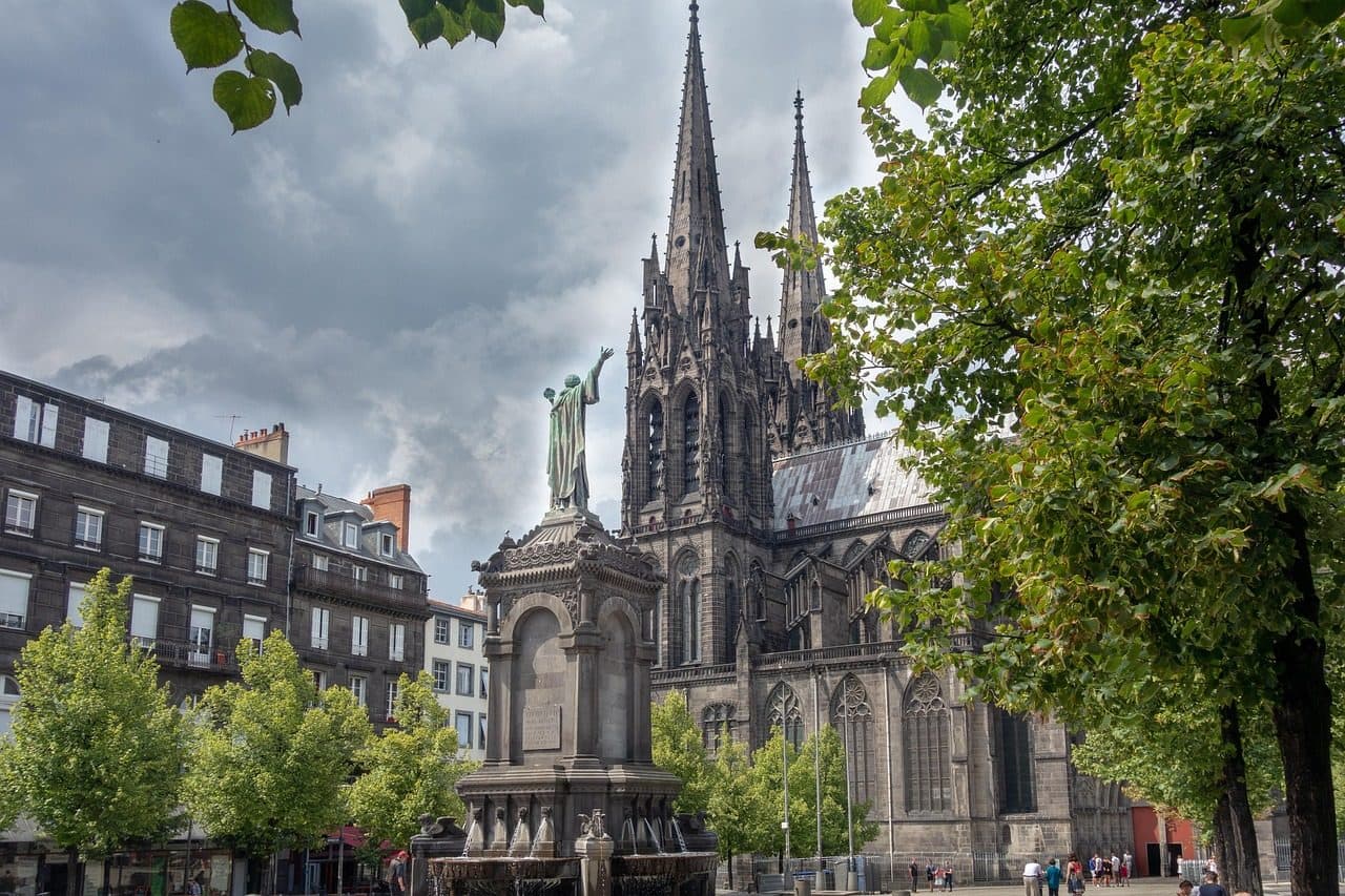 La cathédrale de Clermont-Ferrand depuis la place de la Victoire