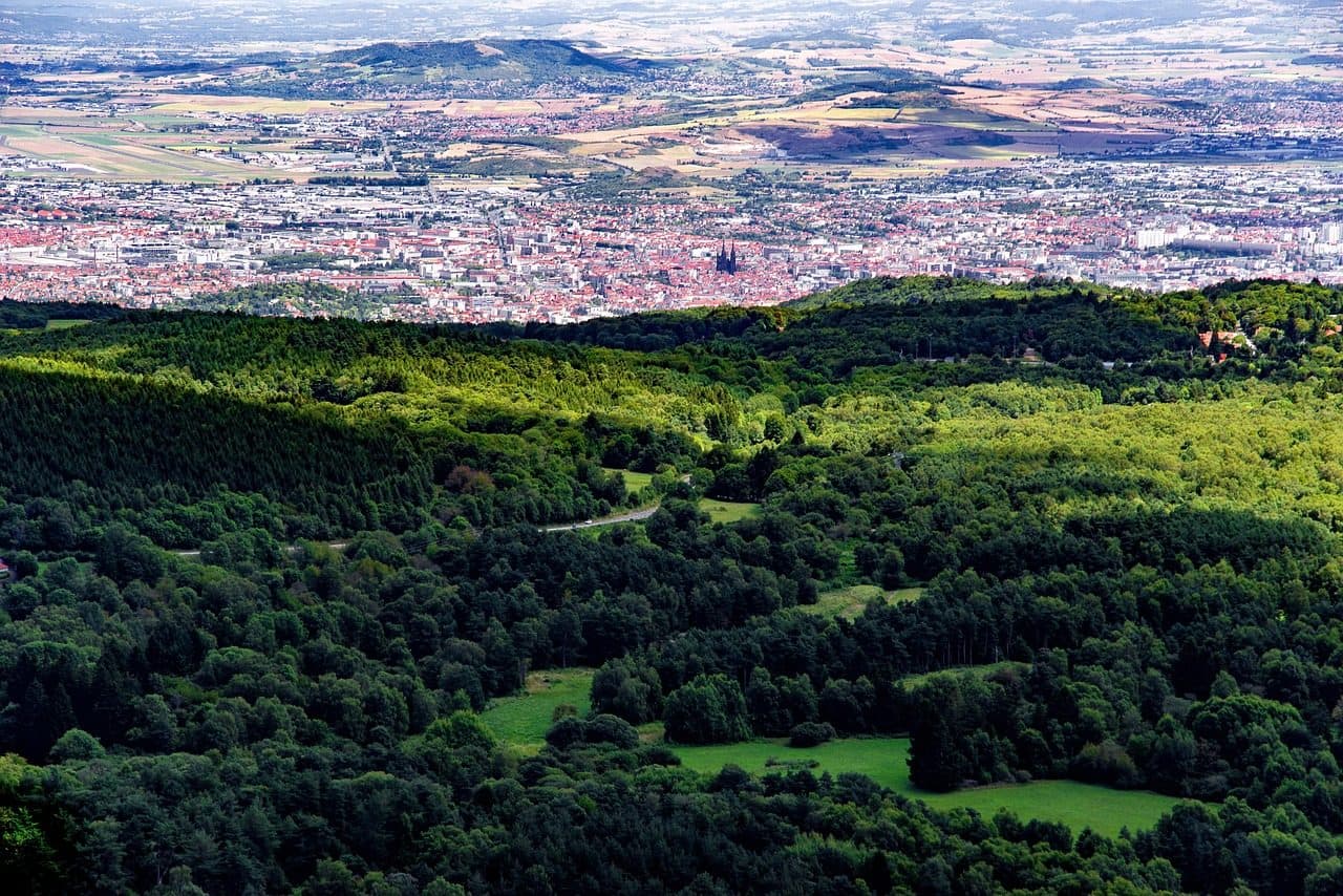 Vue de Clermont-Ferrand et de la plaine de la Limagne depuis les hauteurs