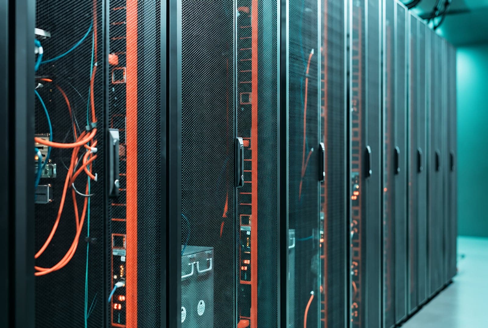 Allée de baies informatiques dans un centre de données