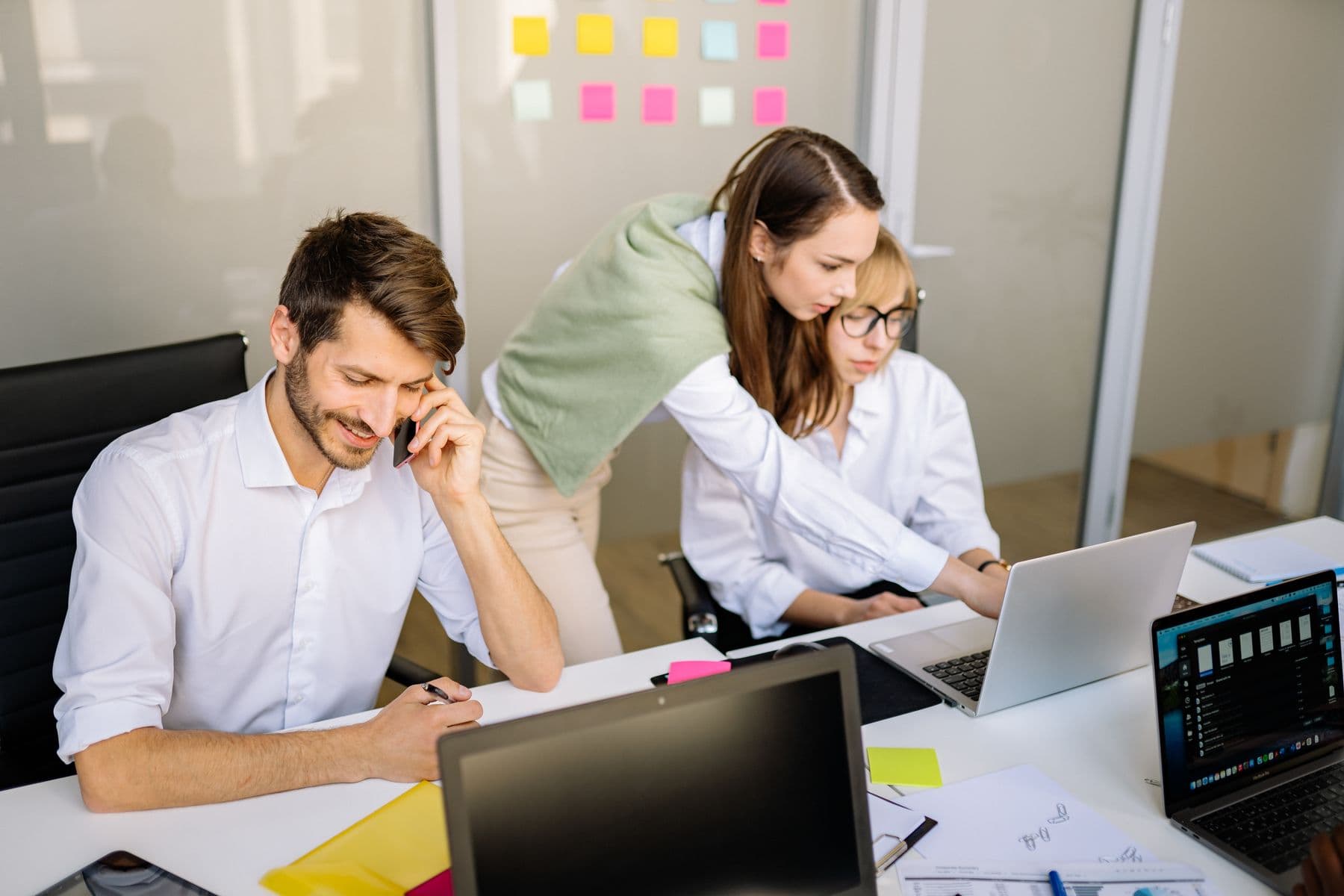 Une équipe travaille sur un projet informatique
