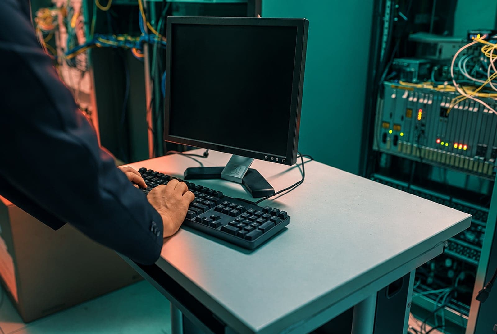 Un technicien travaille dans une salle serveur